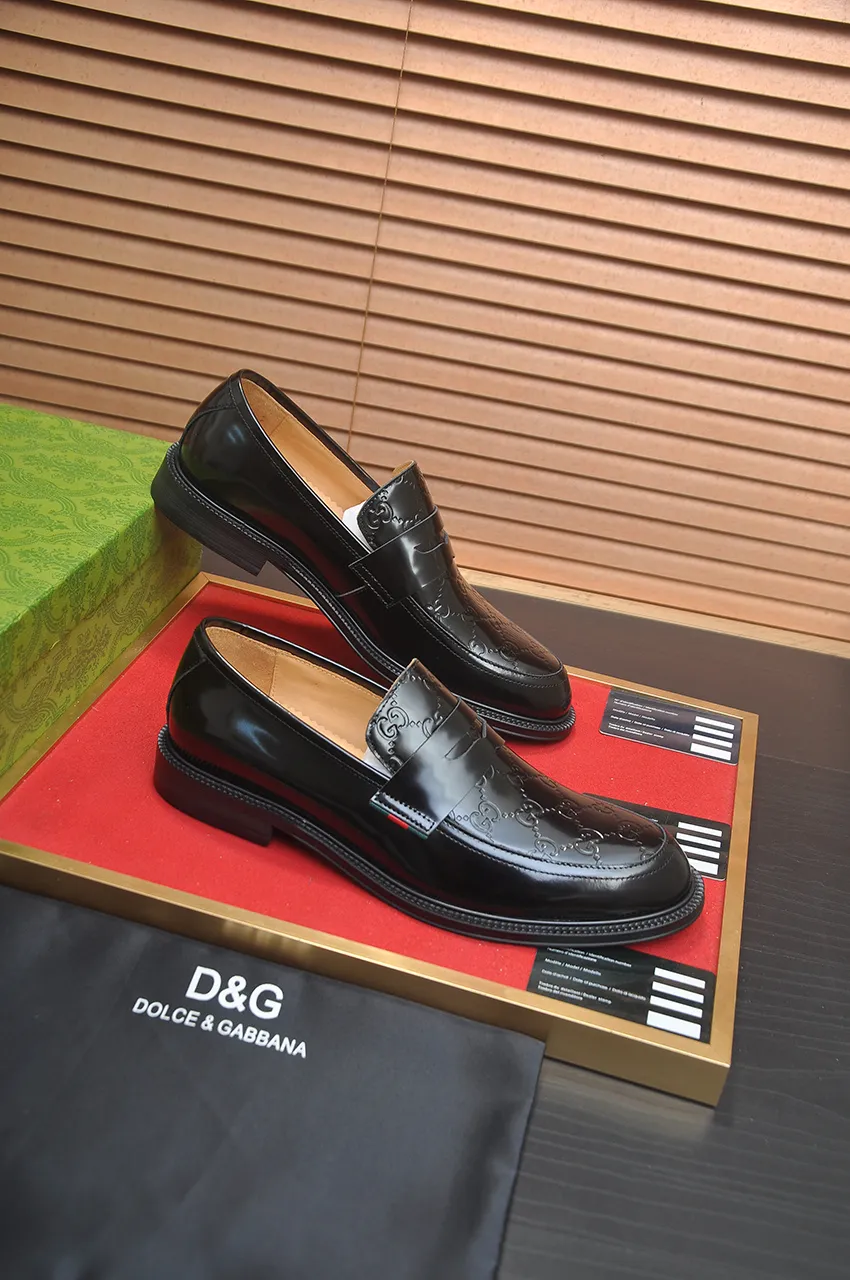 Men's shoes💰500💶Italy's top luxury men's shoe giant (GUCCI) (Gucci) (full cowhide lining) new arrival🍃Original European style🔰 Pleasant to the eye😍In order to make the shoes more durable and non-deformable🌀The production continues to follow traditional methods but there is still no lack of innovation💪Choose original sheepskin for the leather♻️ Smooth and natural And extra bright ⭐Made of imported cowhide, the first choice of rich people 38-45 (45 customized)
